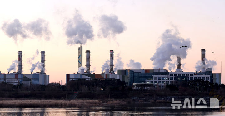 [인천=뉴시스] 전진환 기자 = 전국 대부분의 지역이 영하권의 날씨를 보인 5일 오전 인천 서구 서인천복합화력발전소 굴뚝에서 수증기가 뿜어져 나오고 있다. 2025.12.05. amin2@newsis.com