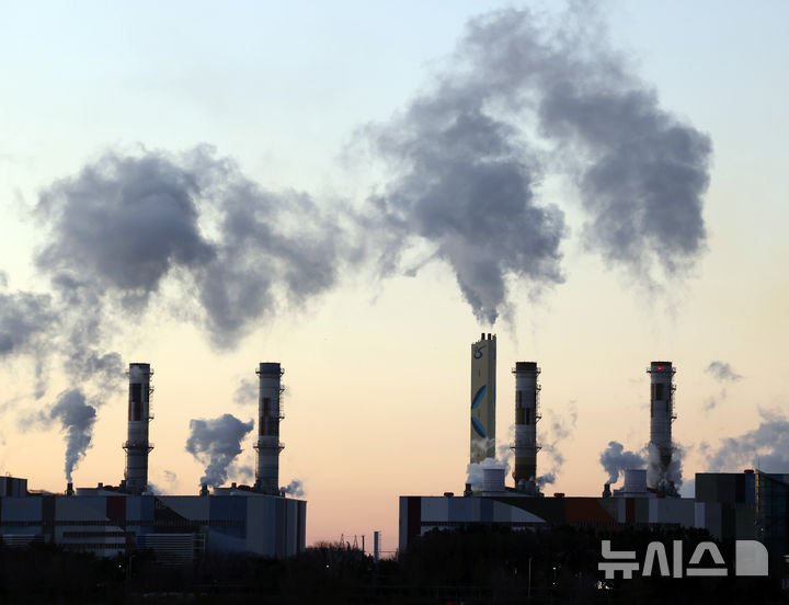 [인천=뉴시스] 전진환 기자 = 전국 대부분의 지역이 영하권의 날씨를 보인 5일 오전 인천 서구 서인천복합화력발전소 굴뚝에서 수증기가 뿜어져 나오고 있다.  2025.12.05. amin2@newsis.com