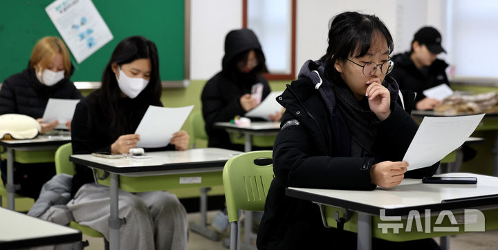 [대구=뉴시스] 이무열 기자 = 2026학년도 대학수학능력시험 성적표가 배부된 5일 대구 수성구 대구여자고등학교 3학년 교실에서 수험생들이 성적표를 살펴보고 있다. 2025.12.05. lmy@newsis.com