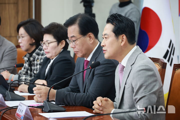 [서울=뉴시스] 고승민 기자 = 장동혁 국민의힘 대표가 5일 서울 여의도 국회에서 열린 이재명 정권 6개월 국정평가 회의에서 발언하고 있다. 2025.12.05. kkssmm99@newsis.com