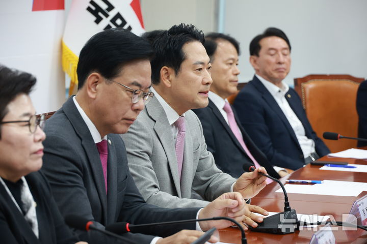 [서울=뉴시스] 고승민 기자 = 장동혁 국민의힘 대표가 5일 서울 여의도 국회에서 열린 이재명 정권 6개월 국정평가 회의에서 발언하고 있다. 2025.12.05. kkssmm99@newsis.com