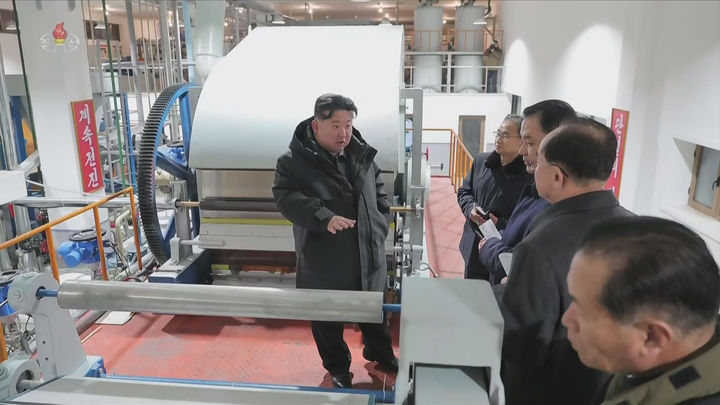 [서울=뉴시스] 북한 조선중앙TV는 김정은 북한 국무위원장이 지난 3일 준공을 앞둔 평안남도 신양·북창·은산군의 지방공업공장 건설현장을 찾았다고 5일 보도했다. (사진=조선중앙TV 캡쳐) 2025.12.05. photo@newsis.com *재판매 및 DB 금지