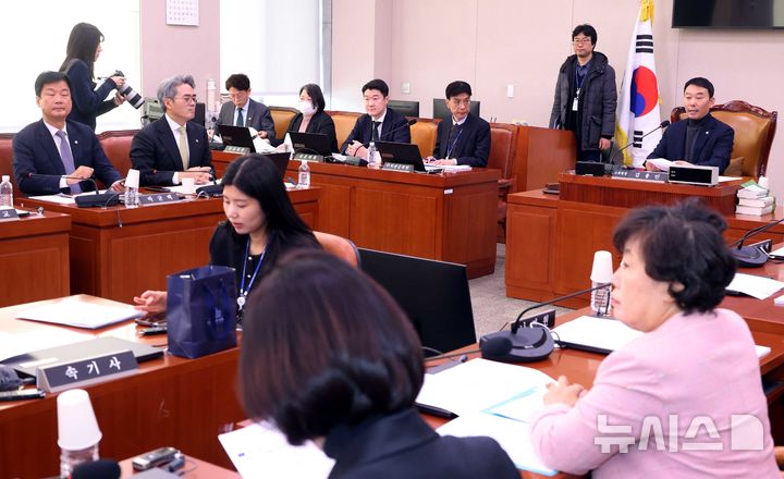 [서울=뉴시스] 조성봉 기자 = 김용민 국회 법사위 법안심사제1소위원장이 5일 오전 서울 여의도 국회에서 열린 법제사법위원회 법안심사제1소위원회에서 회의를 주재하고 있다. 2025.12.05. suncho21@newsis.com