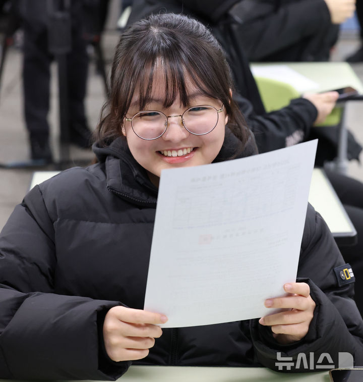 [서울=뉴시스] 홍효식 기자 = 2026학년도 대학수학능력시험(수능) 성적표가 배부된 5일 서울 광진구 광남고등학교에서 수험생이 성적표를 확인하고 있다. (공동취재) 2025.12.05. photo@newsis.com