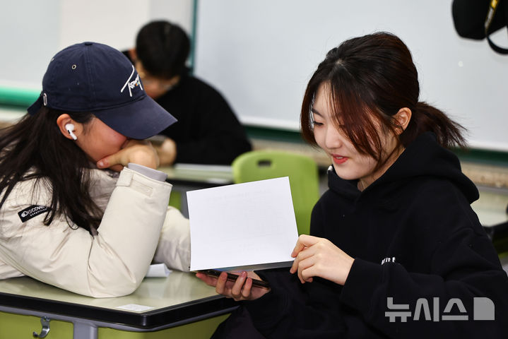 [서울=뉴시스] 홍효식 기자 = 2026학년도 대학수학능력시험(수능) 성적표가 배부된 5일 서울 광진구 광남고등학교에서 수험생들이 성적표를 확인하고 있다. (공동취재) 2025.12.05. photo@newsis.com
