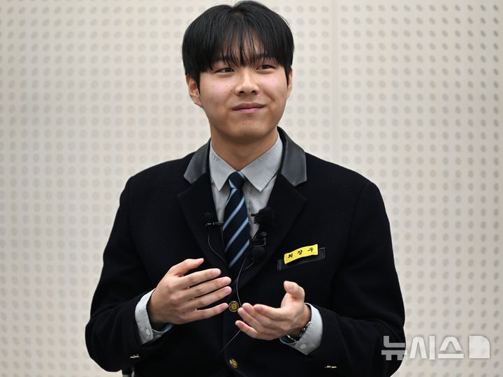 [광주=뉴시스] 이현행 기자 = 5일 오전 광주 서구 서석고등학교에서 2026학년 대학수학능력시험에서 만점을 기록한 최장우 학생이 취재진과 인터뷰를 하고 있다. 2025.12.05. lhh@newsis.com
