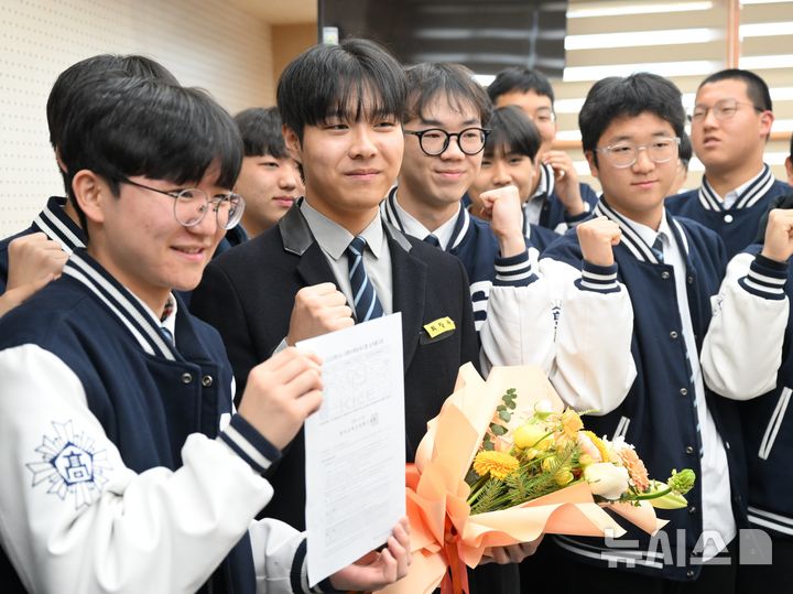 [광주=뉴시스] 5일 오전 광주 서구 서석고등학교에서 2026학년 대학수학능력시험에서 만점을 기록한 최장우 학생이 학생회의 축하를 받고 있다. 2025.12.05. lhh@newsis.com