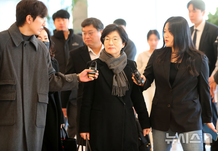 [서울=뉴시스] 김혜진 기자 = 김건희 여사에게 부정한 청탁과 함께 로저비비에 클러치백을 선물했다는 의혹을 받는 국민의힘 김기현 의원의 배우자 이모씨가 5일 서울 종로구 KT광화문빌딩 웨스트에 마련된 김건희 여사 관련 의혹을 수사하는 민중기 특별검사 사무실에 출석하고 있다. 2025.12.05. jini@newsis.com