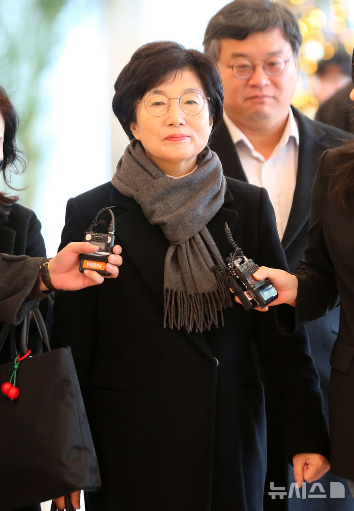 [서울=뉴시스] 김혜진 기자 = 김건희 여사에게 부정한 청탁과 함께 로저비비에 클러치백을 선물했다는 의혹을 받는 국민의힘 김기현 의원의 배우자 이모씨가 5일 서울 종로구 KT광화문빌딩 웨스트에 마련된 김건희 여사 관련 의혹을 수사하는 민중기 특별검사 사무실에 출석하고 있다. 2025.12.05. jini@newsis.com