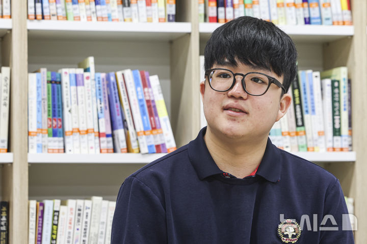 [서울=뉴시스] 홍효식 기자 = 2026학년도 대학수학능력시험 수능 만점자 왕정건 학생이 지난 5일 오전 서울 광진구 광남고등학교에서 언론 인터뷰를 하는 모습. (공동취재) 2025.12.05. photo@newsis.com