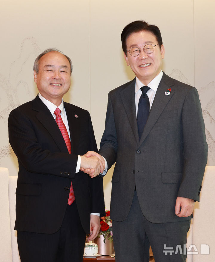 [서울=뉴시스] 고범준 기자 = 이재명 대통령이 5일 서울 용산 대통령실 청사에서 손정의 소프트뱅크그룹 회장 접견에 앞서 악수하고 있다. 2025.12.05. bjko@newsis.com