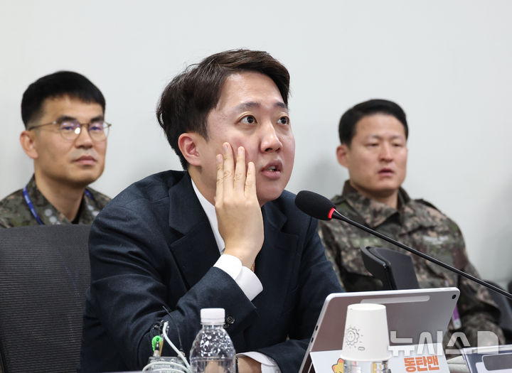 [서울=뉴시스] 김금보 기자 = 이준석 개혁신당 대표가 지난 5일 오전 서울 여의도 국회 의원회관에서 열린 '대한민국 원자력추진잠수함(SSN) 추진의 향후 과제' 세미나에서 발언을 하고 있다. 2025.12.05. kgb@newsis.com