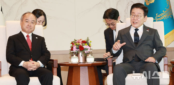 [서울=뉴시스] 고범준 기자 = 이재명 대통령이 5일 서울 용산 대통령실 청사에서 손정의 소프트뱅크그룹 회장 접견에 앞서 악수하고 있다. 2025.12.05. bjko@newsis.com