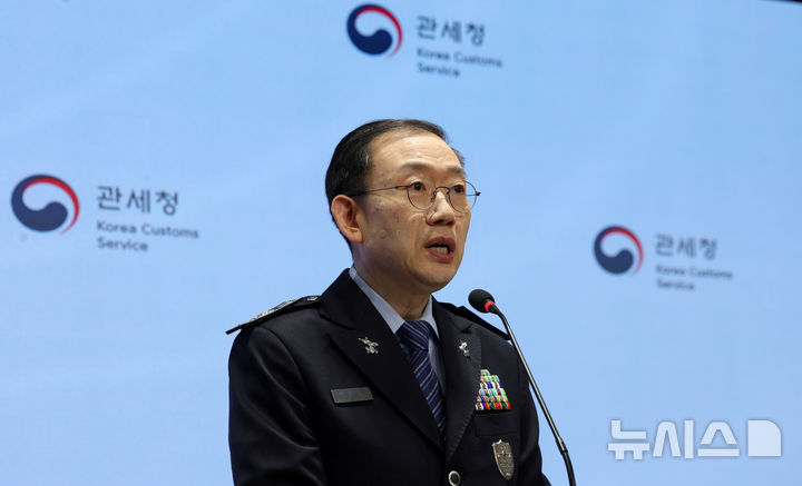 [서울=뉴시스] 홍효식 기자 = 이명구 관세청장이 5일 서울 강남구 서울세관에서 마약단속 국제공조 추진현황 및 관세청 마약단속 종합대책 브리핑을 하고 있다. 2025.12.05. yesphoto@newsis.com