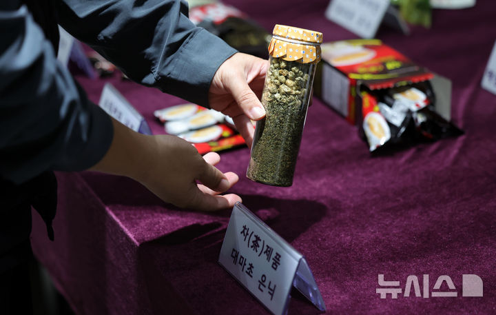 [서울=뉴시스] 홍효식 기자 = 5일 서울 강남구 서울세관에서 열린 마약단속 국제공조 추진현황 및 관세청 마약단속 종합대책 브리핑에 앞서 관계자가 은닉 도구 샘플을 정리하고 있다. 2025.12.05. yesphoto@newsis.com