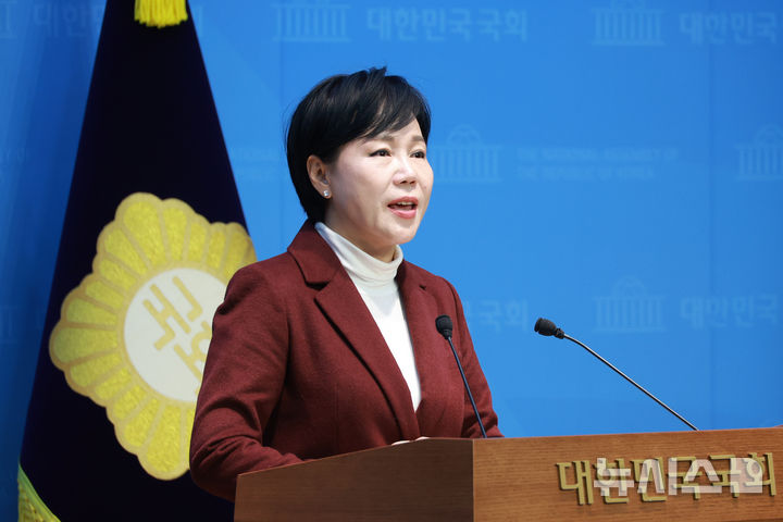 [서울=뉴시스] 고승민 기자 = 전현희 더불어민주당 의원이 지난달 5일 서울 여의도 국회 소통관에서 감사원 운영쇄신 TF 내부 감사 결과 관련 기자회견을 하고 있다. 2025.12.05. kkssmm99@newsis.com