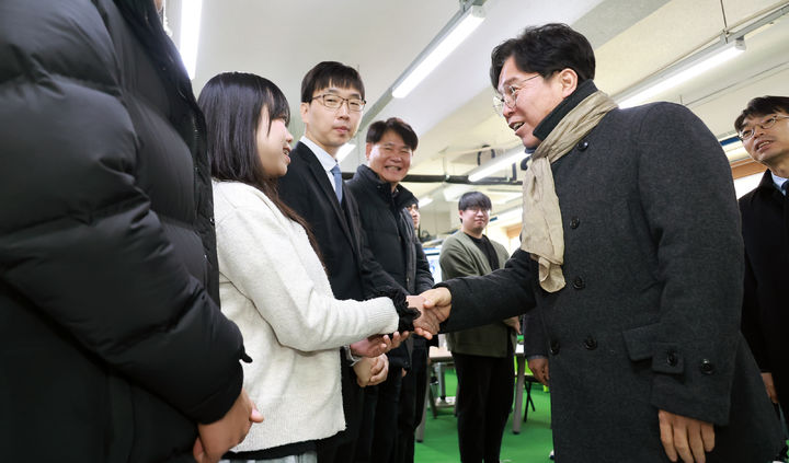 [서울=뉴시스] 김근수 기자 = 김영훈 고용노동부 장관이 지난해 12월 5일 오전 경기 안양시 대림대학교를 찾아 외국인 유학생 직업능력 개발 훈련현장을 둘러보고 있다. (사진= 고용노동부 제공) 2025.12.05. photo@newsis.com *재판매 및 DB 금지
