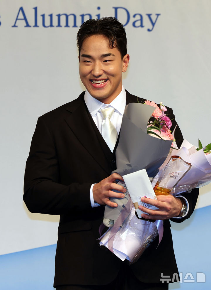 [서울=뉴시스] 홍효식 기자 = 5일 서울 강남구 호텔 리베라 청담 베르사이유 홀에서 열린 2025 한국프로야구 은퇴선수의 날에서 KT 위즈 안현민 선수가 최고의 신인상을 수상한 뒤 꽃다발을 받고 웃고 있다. 2025.12.05. yesphoto@newsis.com