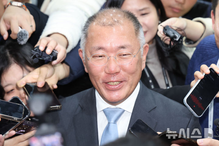 [용인=뉴시스] 권창회 기자 = 정의선 현대차그룹 회장이 5일 경기 용인시 기아 비전스퀘어에서 열린 기아 80주년 기념 행사를 마치고 취재진 질문에 답하고 있다. 2025.12.05. kch0523@newsis.com