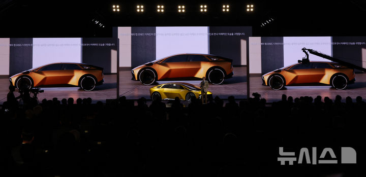 [용인=뉴시스] 권창회 기자 = 카림 하비브 기아 글로벌디자인 담당 부사장이 5일 경기 용인시 기아 비전스퀘어에서 열린 기아 80주년 기념 행사에서 기아의 신차 비젼 메타 투리스모 컨셉트카에 대해 설명하고 있다. 2025.12.05. kch0523@newsis.com