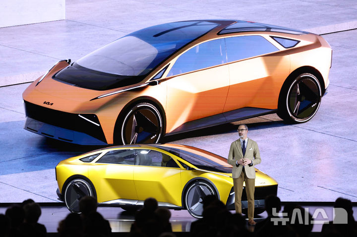 [용인=뉴시스] 권창회 기자 = 카림 하비브 기아 글로벌디자인 담당 부사장이 5일 경기 용인시 기아 비전스퀘어에서 열린 기아 80주년 기념 행사에서 기아의 신차 비젼 메타 투리스모 컨셉트카에 대해 설명하고 있다. 2025.12.05. kch0523@newsis.com
