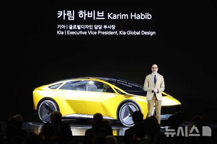 [용인=뉴시스] 권창회 기자 = 카림 하비브 기아 글로벌디자인 담당 부사장이 5일 경기 용인시 기아 비전스퀘어에서 열린 기아 80주년 기념 행사에서 기아의 신차 비젼 메타 투리스모 컨셉트카에 대해 설명하고 있다. 2025.12.05. kch0523@newsis.com
