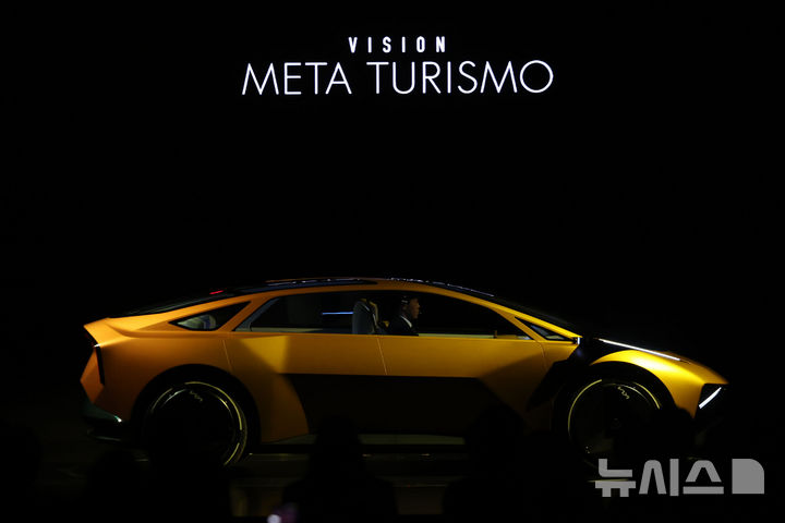 [용인=뉴시스] 권창회 기자 = 5일 경기 용인시 기아 비전스퀘어에서 열린 기아 80주년 기념 행사에서 기아의 신차 비젼 메타 투리스모 컨셉트카가 공개되고 있다. 2025.12.05. kch0523@newsis.com