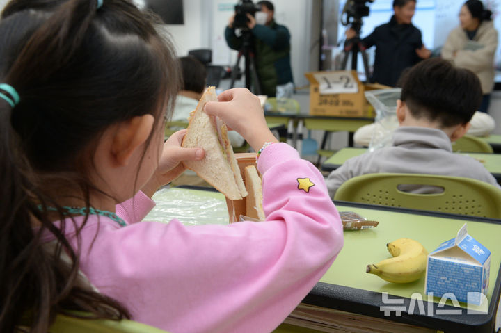 [울산=뉴시스] 배병수 기자 = 급식과 돌봄 등을 담당하는 울산지역 학교 비정규직 노동자들이 총파업에 돌입한 5일 울산 중구 한 초등학교에서 학생들이 대체식으로 점심을 먹고 있다.2025.12.05.bbs@newsis.com.