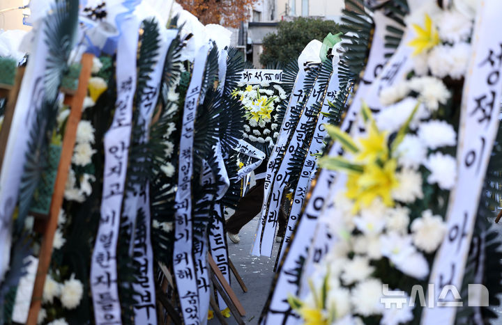 [대구=뉴시스] 이무열 기자 = 5일 대구 중구 대구시청 동인청사 주차장에 대구 프로축구단 대구FC의 정상화를 요구하는 취지의 근조화환이 놓여져 있다. 대구FC가 10년 만에 강등된 가운데 팬 서포터즈 연대 ‘그라지예’는 축구단을 둘러싼 각종 논란에 대한 쇄신을 요구하는 근조화환 시위를 벌이고 있다. 2025.12.05. lmy@newsis.com