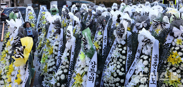 [대구=뉴시스] 이무열 기자 = 5일 대구 중구 대구시청 동인청사 주차장에 대구 프로축구단 대구FC의 정상화를 요구하는 취지의 근조화환이 놓여져 있다. 대구FC가 10년 만에 강등된 가운데 팬 서포터즈 연대 ‘그라지예’는 축구단을 둘러싼 각종 논란에 대한 쇄신을 요구하는 근조화환 시위를 벌이고 있다. 2025.12.05. lmy@newsis.com