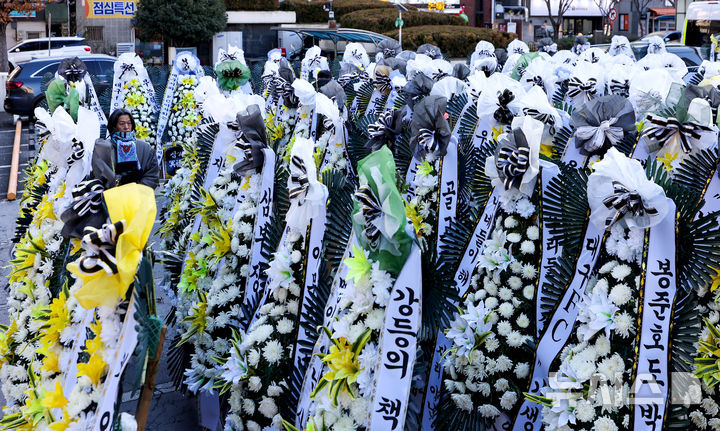 [대구=뉴시스] 이무열 기자 = 5일 대구 중구 대구시청 동인청사 주차장에 대구 프로축구단 대구FC의 정상화를 요구하는 취지의 근조화환이 놓여져 있다. 대구FC가 10년 만에 강등된 가운데 팬 서포터즈 연대 ‘그라지예’는 축구단을 둘러싼 각종 논란에 대한 쇄신을 요구하는 근조화환 시위를 벌이고 있다. 2025.12.05. lmy@newsis.com