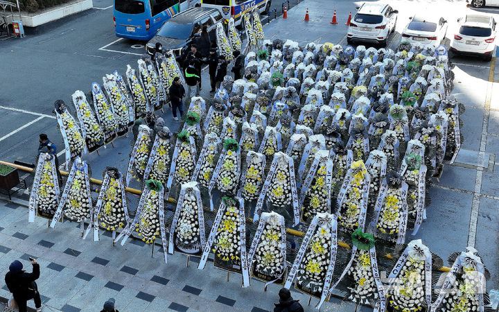 [대구=뉴시스] 이무열 기자 = 5일 대구 중구 대구시청 동인청사 주차장에 대구 프로축구단 대구FC의 정상화를 요구하는 취지의 근조화환이 놓여져 있다.&nbsp; 대구FC가 10년 만에 강등된 가운데 팬 서포터즈 연대 ‘그라지예’는 축구단을 둘러싼 각종 논란에 대한 쇄신을 요구하는 근조화환 시위를 벌이고 있다. 2025.12.05. lmy@newsis.com