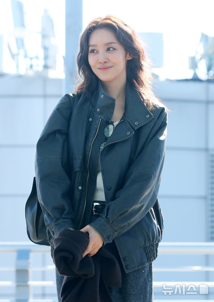 [인천공항=뉴시스] 김혜진 기자 = 배우 차주영이 아시아 아티스트 어워즈 2025(AAA 2025) 참석을 위해 5일 인천국제공항을 통해 대만으로 출국 하고 있다. 2025.12.05. jini@newsis.com