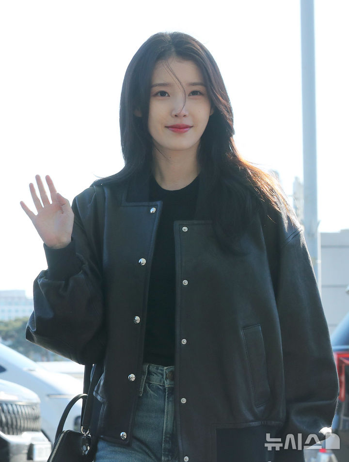 [인천공항=뉴시스] 김혜진 기자 = 가수 겸 배우 아이유가 아시아 아티스트 어워즈 2025(AAA 2025) 참석을 위해 5일 인천국제공항을 통해 대만으로 출국 하고 있다. 2025.12.05. jini@newsis.com