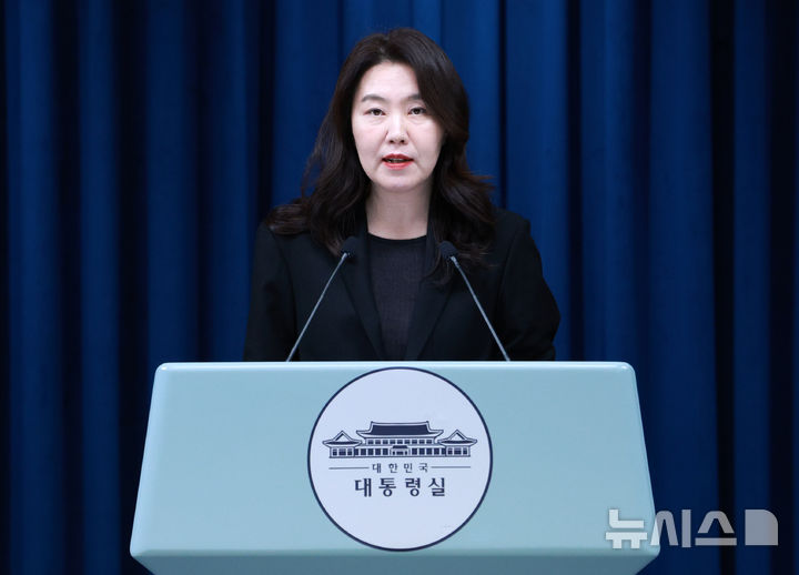 [서울=뉴시스] 고범준 기자 = 강유정 대변인이 5일 서울 용산 대통령실 청사에서 대통령 손목시계 및 정부부처 업무보고 관련 브리핑을 하고 있다. 2025.12.05. bjko@newsis.com