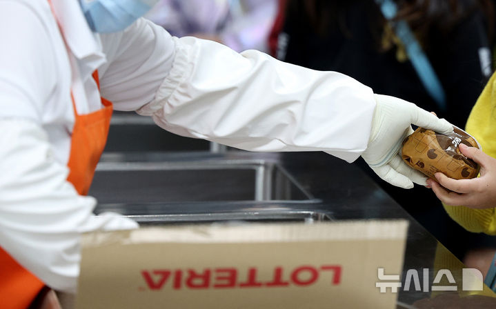 [대구=뉴시스] 이무열 기자 = 지난 5일 대구 한 초등학교 급식실에서 학생들이 대체식으로 햄버거를 받고 있는 모습. 2025.12.05. lmy@newsis.com