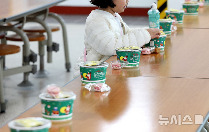 [대구=뉴시스] 이무열 기자 = 전국학교비정규직연대회의의 파업에 따라 대구지역 일부 학교에서 대체식이 제공된 지난달 5일 대구 한 초등학교 급식실에서 한 학생이 대체식으로 도시락을 받고 있다. 2025.12.05. lmy@newsis.com