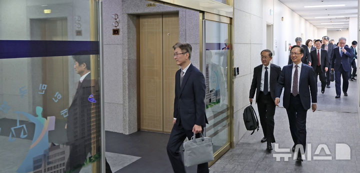 [서울=뉴시스] 김선웅 기자 = 전국의 각급 법원장들이 5일 서울 서초구 대법원에서 열린 전국법원장회의에 참석하고 있다. (공동취재) 2025.12.05. photo@newsis.com