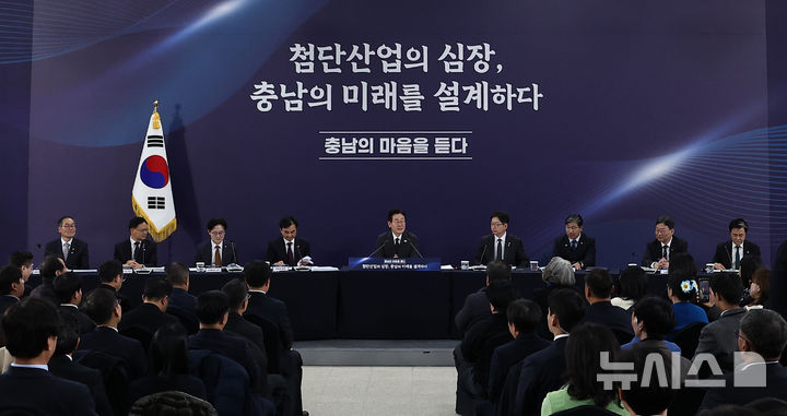 [천안=뉴시스] 고범준 기자 = 이재명 대통령이 5일 충남 천안시 한국기술교육대학교에서 열린 '충남의 마음을 듣다' 타운홀미팅에서 발언하고 있다. (대통령실통신사진기자단) 2025.12.05. bjko@newsis.com