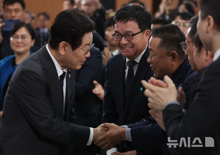 [천안=뉴시스] 고범준 기자 = 이재명 대통령이 5일 충남 천안시 한국기술교육대학교에서 열린 '충남의 마음을 듣다' 타운홀미팅에 입장하며 참석자들과 악수하고 있다. (대통령실통신사진기자단) 2025.12.05. bjko@newsis.com