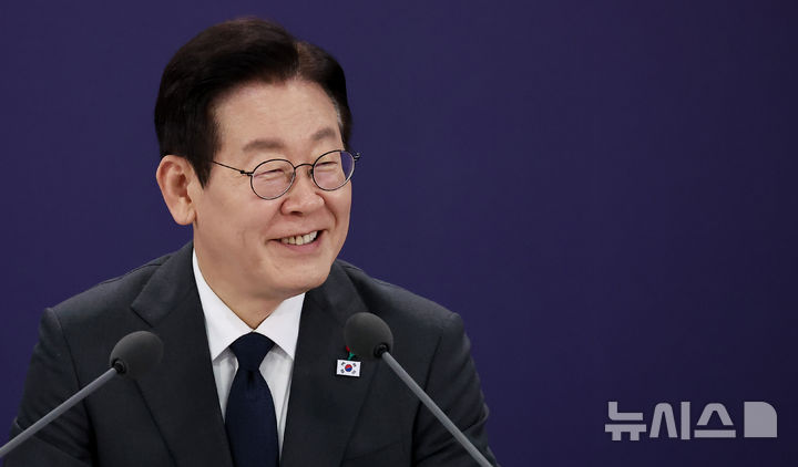 [천안=뉴시스] 고범준 기자 = 이재명 대통령이 5일 충남 천안시 한국기술교육대학교에서 열린 '충남의 마음을 듣다' 타운홀미팅에서 미소를 보이고 있다. (대통령실통신사진기자단) 2025.12.05. bjko@newsis.com