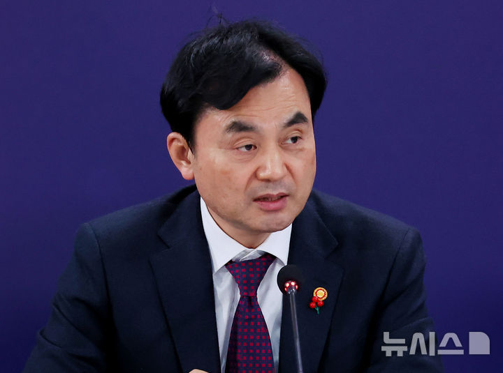 [천안=뉴시스] 고범준 기자 = 안규백 국방부 장관이 5일 충남 천안시 한국기술교육대학교에서 열린 '충남의 마음을 듣다' 타운홀미팅에서 발언하고 있다. (대통령실통신사진기자단) 2025.12.05. bjko@newsis.com