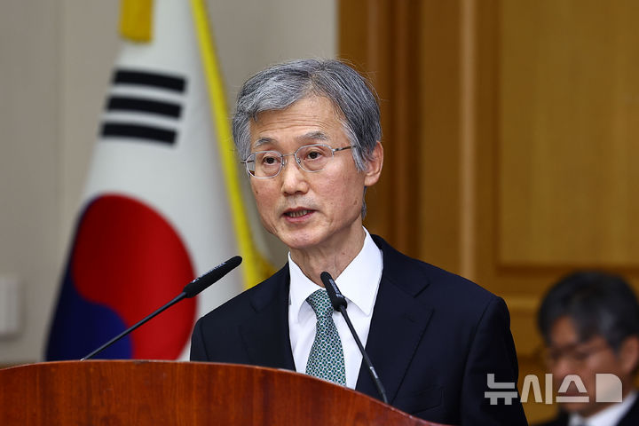 [서울=뉴시스] 김선웅 기자 = 조희대 대법원장이 5일 서울 서초구 대법원에서 열린 전국법원장회의에서 인사말을 하고 있다. (공동취재) 2025.12.05. photo@newsis.com