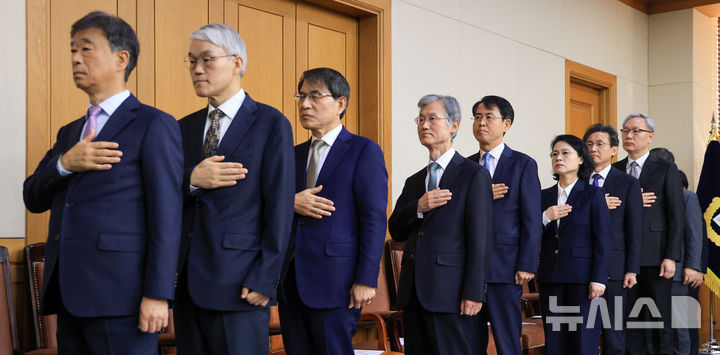 [서울=뉴시스] 김선웅 기자 = 조희대 대법원장 등이 5일 오후 서울 서초구 대법원 대회의실에서 열린 전국법원장회의에서 국기에 대한 경례를 하고 있다. 이날 전국법원장회의에서는 최근 더불어민주당이 주도해 법제사법위원회를 통과시킨 내란전담재판부 설치 등을 논의할 예정이다. 회의에는 전국의 각급 법원장, 법원행정처장, 사법연수원장, 사법정책연구원장 등이 참석했다. (공동취재) 2025.12.05. photo@newsis.com