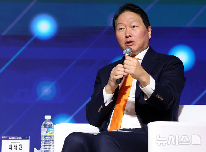 [서울=뉴시스] 이영환 기자 = 최태원 대한상공회의소 회장이 5일 오후 서울 중구 대한상공회의소 국제회의장에서 열린 제4회 한국은행-대한상공회의소 공동 세미나 'AI기반의 성장과 혁신'에 참석해 이창용 한국은행 총재와 특별대담을 하고 있다. 2025.12.05. 20hwan@newsis.com