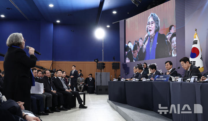 [천안=뉴시스] 고범준 기자 = 이재명 대통령이 5일 충남 천안시 한국기술교육대학교에서 열린 '충남의 마음을 듣다' 타운홀미팅에서 참석자 발언을 경청하며 메모하고 있다. (대통령실통신사진기자단) 2025.12.05. bjko@newsis.com