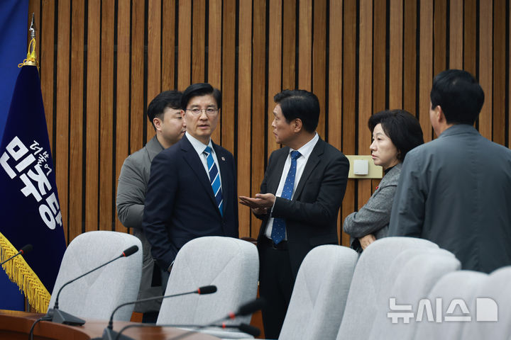 [서울=뉴시스] 고승민 기자 = 더불어민주당 송옥주 중앙위원회 부의장과 조승래 사무총장, 이해식 전략기획위원장, 박수현 의원이 5일 서울 여의도 국회에서 '1인 1표제' 당헌 개정안 온라인 찬반 투표 결과를 발표하기 전 대화하고 있다. 2025.12.05. kkssmm99@newsis.com