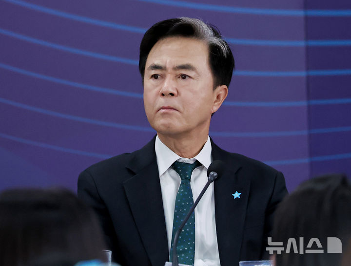 [천안=뉴시스] 고범준 기자 = 김태흠 충남지사가 5일 충남 천안시 한국기술교육대학교에서 열린 '충남의 마음을 듣다' 타운홀미팅에 참석해 자리하고 있다. (대통령실통신사진기자단) 2025.12.05. bjko@newsis.com