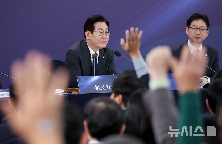 [천안=뉴시스] 고범준 기자 = 이재명 대통령이 5일 충남 천안시 한국기술교육대학교에서 열린 '충남의 마음을 듣다' 타운홀미팅에서 참석자들의 질문을 받고 있다. (대통령실통신사진기자단) 2025.12.05. bjko@newsis.com