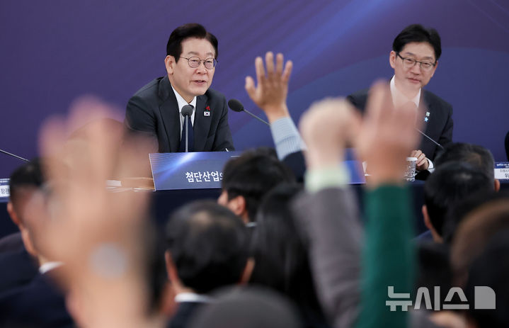 [천안=뉴시스] 고범준 기자 = 이재명 대통령이 5일 충남 천안시 한국기술교육대학교에서 열린 '충남의 마음을 듣다' 타운홀미팅에서 참석자들의 질문을 받고 있다. (대통령실통신사진기자단) 2025.12.05. bjko@newsis.com